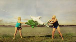 Frauen-mit-Krokodilen